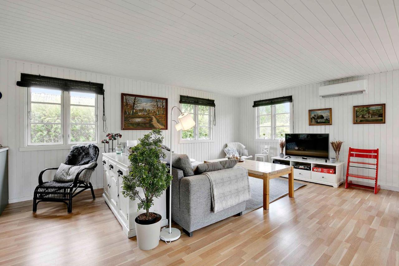 Nyistandsat Sommerhus Med Kaerlighed Og Sjael Kyndelose Buitenkant foto